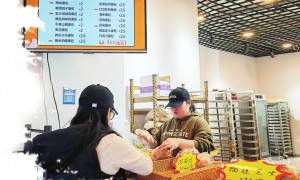 “抄底入场”、密集出现：2元面包店爆火之后